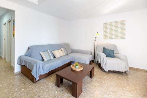タリファにあるLXR Tarifa Playa 3 Hab. Sea Viewsのソファと椅子のあるリビングルーム