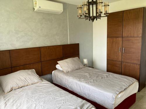 Postel nebo postele na pokoji v ubytování Mountain View North Coast Chalet Ras El Hikma