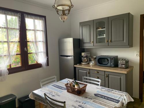 Dapur atau dapur kecil di Chez Martine & Michel