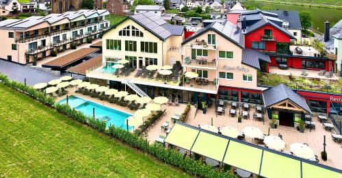 eine Luftansicht eines Hotels mit Pool und Tischen in der Unterkunft Mosel Village Resort in Ellenz-Poltersdorf