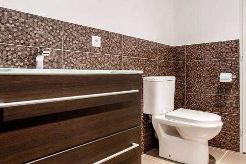 une salle de bain avec toilettes et lavabo dans l'établissement Le Joli Nid, à Toulouse