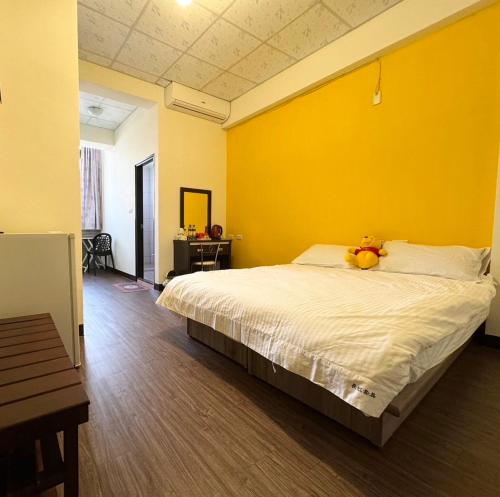 a bedroom with a bed with a teddy bear on it at 羅東夜市長虹 in Luodong