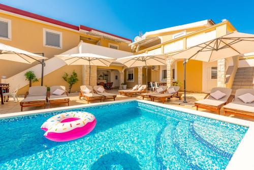 Villa Karmen - Poolhouse - Private Oasis 8