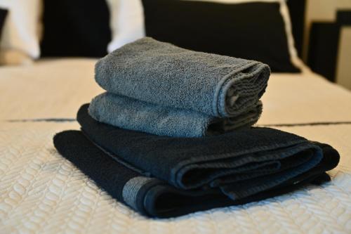 a pile of towels sitting on top of a bed at La Madia- Ferienhaus in Opric