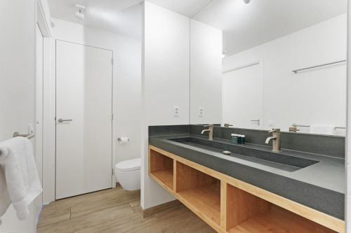 a bathroom with a sink and a toilet at Exclusive Duin Villa - 6p - Direct bij Natuur & Strand - Villa 70 in Ouddorp