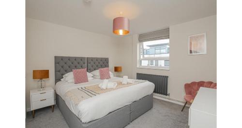 a bedroom with a large bed and a window at Jerichos Rest in Oxford