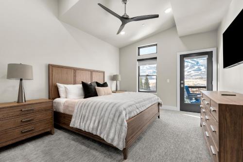 ein Schlafzimmer mit einem Bett und einem Deckenventilator in der Unterkunft New East Deer Valley 1 min, B6302, Luxury 3Br Condo, Park City 10 min in Heber City
