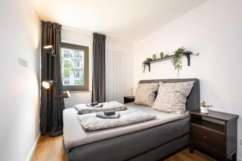 une chambre avec un lit avec deux oreillers dessus dans l'établissement Urban Apartment with 2 Bedrooms, à Munich