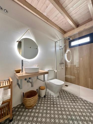 un bagno con wc, lavandino e doccia di Ensueño a Molinaseca