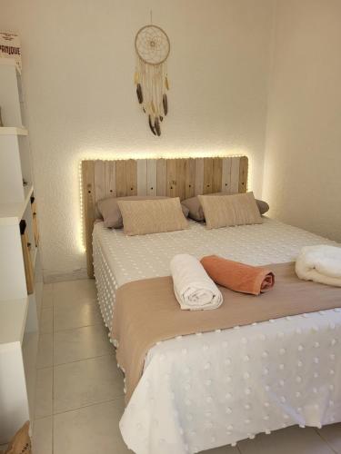una camera da letto con un letto grande con due asciugamani sopra di Villa Acqua Doria a Coti-Chiavari