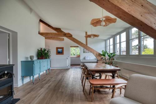 un salon avec une table et des chaises dans l'établissement Les Robinsons de Versailles, central et verdoyant, à Versailles