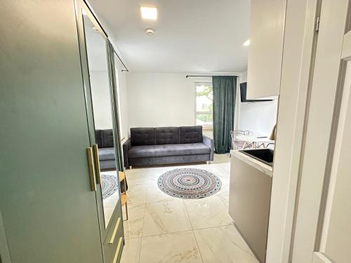 a kitchen and a living room with a couch at MOVEEN! Wynajem apartamentów we Wrocławiu! 10 minut od centrum in Wrocław