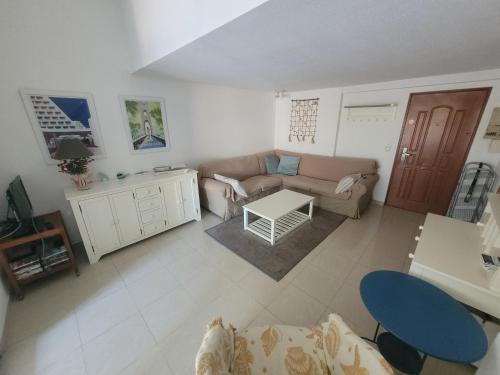 un salon avec un canapé et une table dans l'établissement Appartement T3 centre ville de la Grande Motte N24, à La Grande Motte