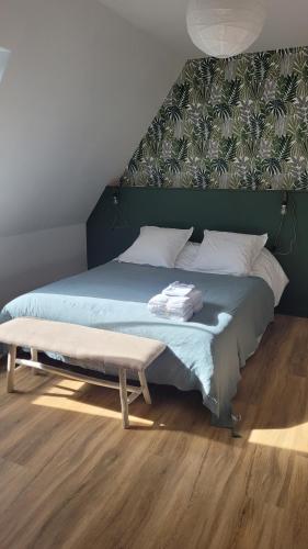 - une chambre avec un lit doté d'une tête de lit verte dans l'établissement Maison 1810 - Slow tourism, à Fosseux