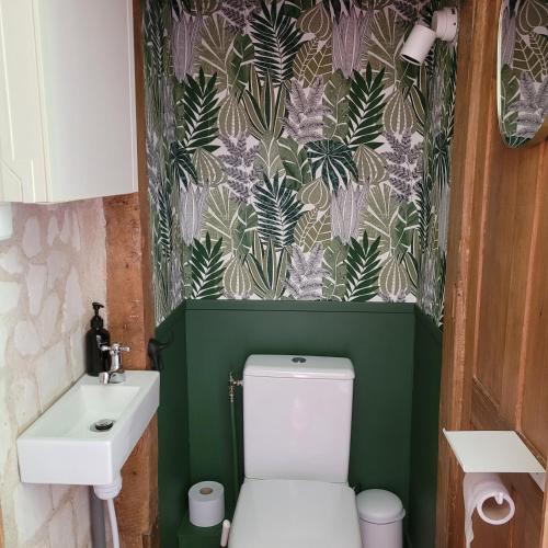 une salle de bain avec des toilettes blanches et un lavabo dans l'établissement Maison 1810 - Slow tourism, à Fosseux