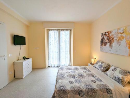 a bedroom with a large bed and a window at Dimora Ianotti in Domodossola