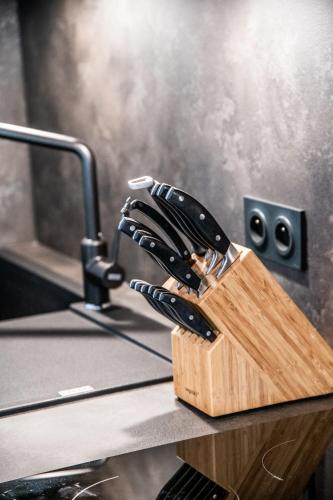 un bloc de couteaux en bois sur un comptoir de cuisine dans l'établissement Apartment Primerose Les Gets - by EMERALD STAY, aux Gets