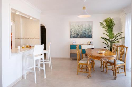 Enchanting Villa Portocervo Heated Pool Sea view