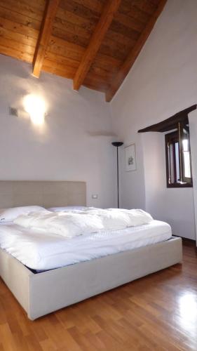Ένα ή περισσότερα κρεβάτια σε δωμάτιο στο Gnazzano Home 2