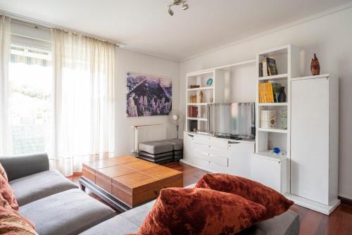 Chalet adosado con piscina terraza y garaje