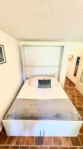 Un ou plusieurs lits dans un hébergement de l'établissement Bastidon, front de mer jardin parking, saint raphael