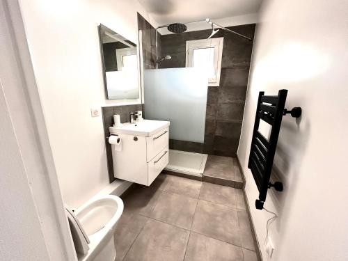 une petite salle de bain avec toilettes et lavabo dans l'établissement Superbe studio climatisé avec terrasse proche mer, à Cagnes-sur-Mer