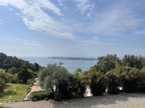 a view of the water with bushes and trees at Casalinho do Farol, Serra da Arrábida in Setúbal