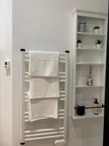 - un porte-serviettes blanc dans la salle de bains dans l'établissement 