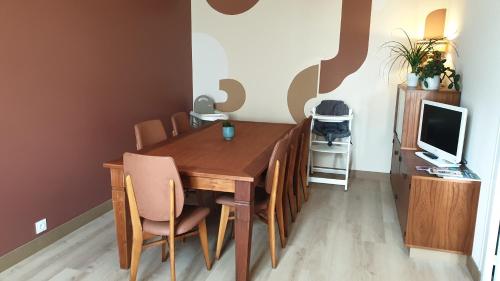 Televisyen dan/atau pusat hiburan di Gîte familial 3 chambres- La Flèche - Le Lude