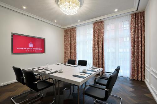 a meeting room with a table and chairs at Kastens Hotel Luisenhof in Hannover