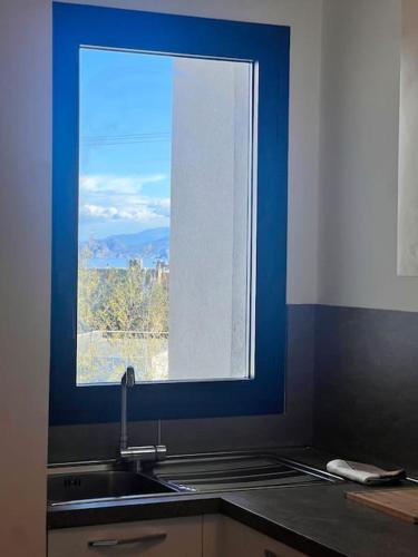 - une cuisine avec une fenêtre au-dessus d'un évier dans l'établissement Appartement en résidence - Monticello, à Monticello