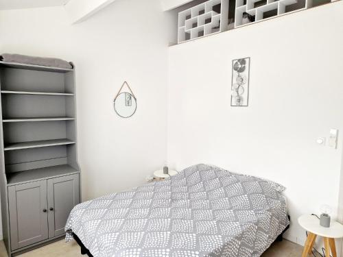 sypialnia z łóżkiem i półką na książki w obiekcie Bel Appartement Duplex w mieście Ventabren