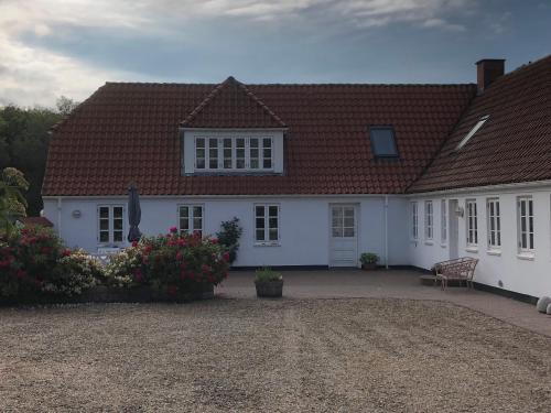 a white house with a red roof at Ribe Dankirke Bed & Kitchen in Ribe