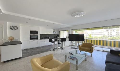 Charming 2 room , 52 m2, very spacious, bright and near sea Martinez hotel