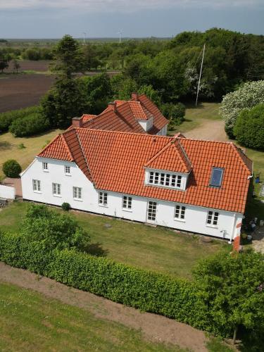 an overhead view of a white house with an orange roof at Ribe Dankirke Bed & Kitchen in Ribe