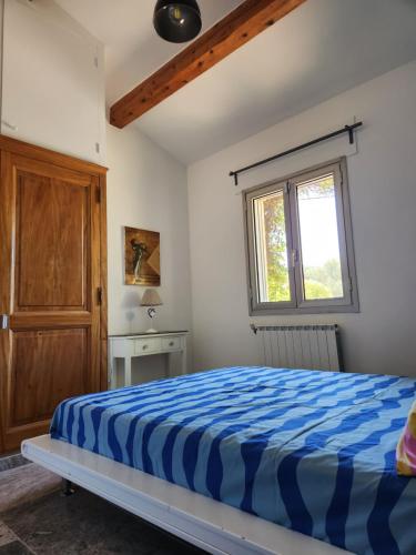 une chambre avec un lit et une fenêtre dans l'établissement La bastide des collines, à Allauch