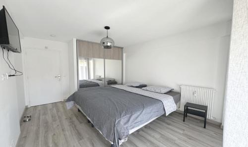 une chambre avec un lit et une télévision dans l'établissement Charming 2 room , 52 m2, very spacious, bright and near sea Martinez hotel, à Cannes