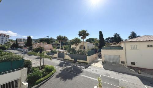 Charming 2 room , 52 m2, very spacious, bright and near sea Martinez hotel