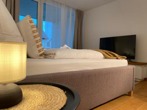 a hotel room with a bed and a television at Modern Zentral Parkplatz Terasse Netflix in Straubing