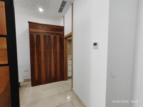 a hallway with a wooden door in a room at Apartamentos Luxury Play Victoria in Cádiz