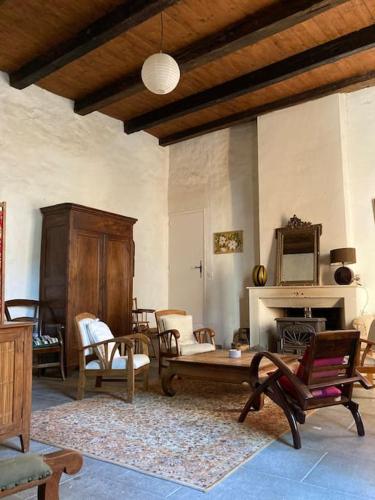 un salon rempli de meubles et d'une cheminée dans l'établissement Gîte de la Placette, à Aumessas