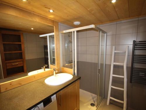 Koupelna v ubytování Superbe 3 pièces avec balcon et accès piscine à Bisanne 1500, idéal pour 6 personnes - FR-1-293-114