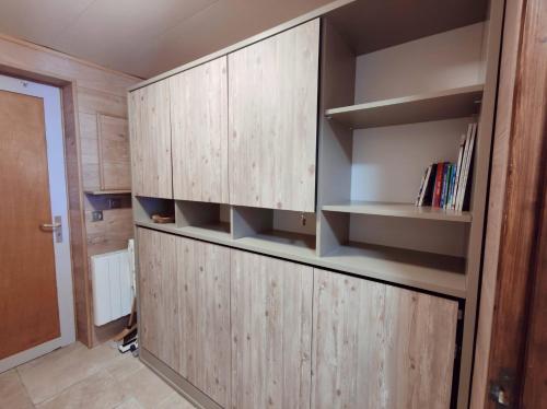 une pièce avec des armoires en bois et des étagères dans l'établissement Le belle vue les 2 alpes, à Les Deux Alpes