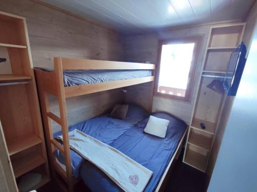 une petite chambre avec deux lits superposés et une fenêtre dans l'établissement Le belle vue les 2 alpes, à Les Deux Alpes