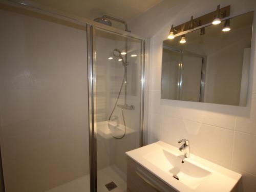 ein Badezimmer mit Dusche, Waschbecken und Spiegel in der Unterkunft Charmant appart au 2e étage, 5 pers, balcon, WiFi, casier à skis, Les Saisies - FR-1-293-287 in Hauteluce