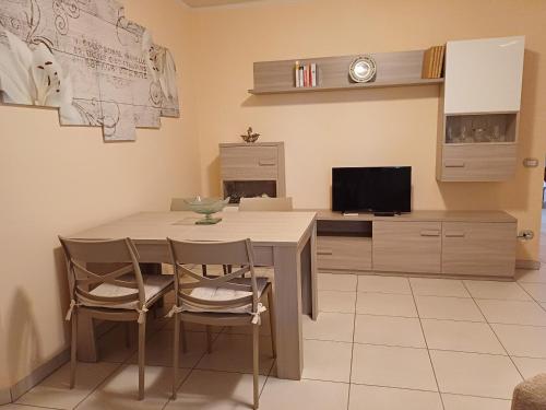 a kitchen and dining room with a table and chairs at Appartamento b&b Villa Aroma in Mottella
