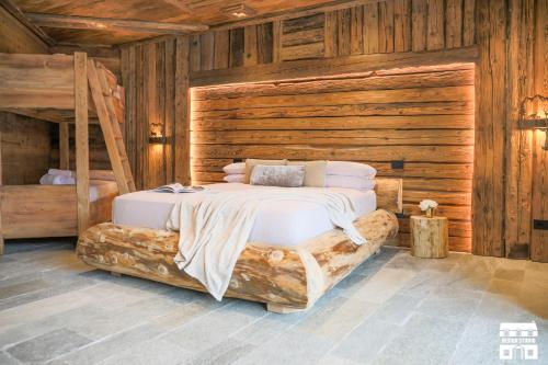 Una cama o camas en una habitación de CHALET ANTICO LEGNO by Design Studio