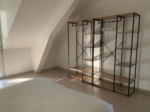 une étagère en verre dans le coin d'une pièce dans l'établissement Chez rose, à Brive-la-Gaillarde