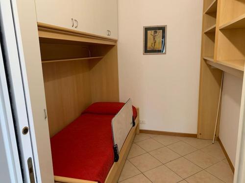 a small room with a bed in a closet at Luminoso alloggio vista mare, comodo alla spiaggia in Varazze