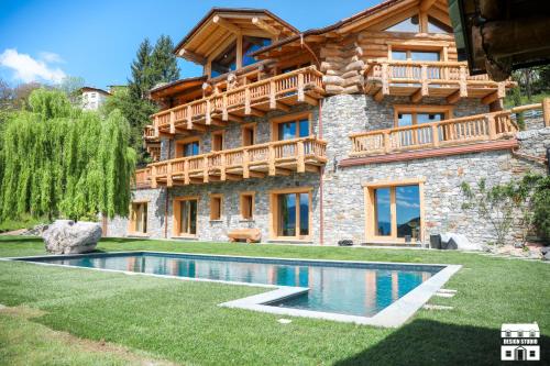 Bazén v ubytování CHALET ANTICO LEGNO by Design Studio nebo v jeho okolí